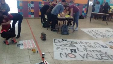 En el CPEM 8 los estudiantes y docentes se prepararon para la marcha en Plottier. Foto Oscar Livera
