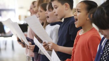 El canto de los chicos llena aún hoy las escuelas de todo el país.