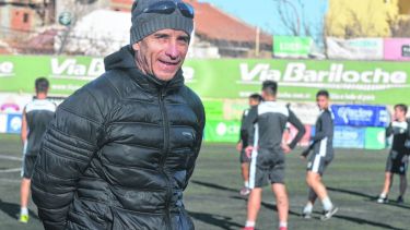 Gustavo Coronel, DT del Albinegro, prepara al menos dos cambios.