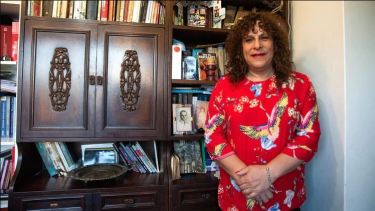 Cristina Hendrickse, en su casa en Buenos Aires. Si gana el concurso deberá radicarse en Chos Malal. Foto: Infobae.