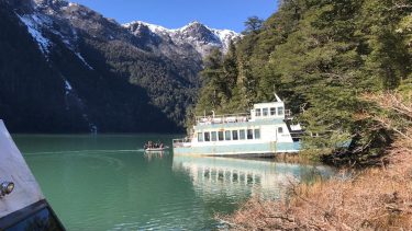 Subastarán los barcos  abandonados en lago Frías