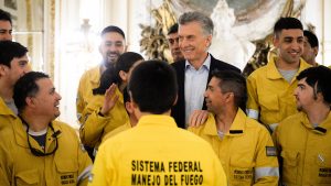 Macri recibió a los brigadistas que combatirán el fuego en Amazonia