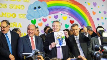 Fernández, en campaña, encabezó un acto por el Día del Maestro en Tucumán