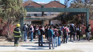 Evacuación de emergencia y clases suspendidas por fuga de gas en Centenario
