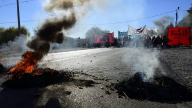 Por trabajo y alimentos cortan la Ruta 22 en Roca