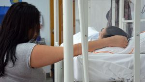 Faltan pediatras en Roca: Una bebé convulsiona dos veces al día y no tiene quien la atienda