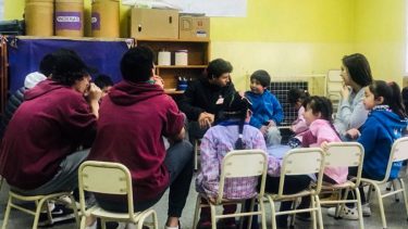 Adolescentes enseñan hábitos de salud y nutrición a niños de jardín en Bariloche