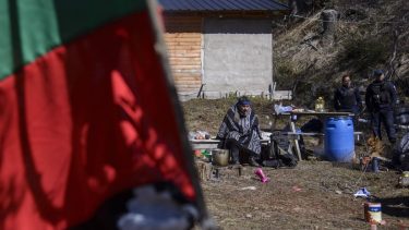 Tensión, amenazas y armas en el conflicto entre mapuches y un privado
