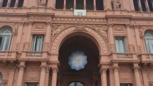 Insólito: la Casa Rosada amaneció con un aro de básquet