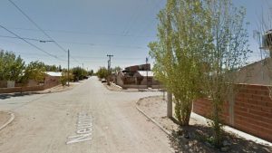 Hizo que su perro ataque a policías y se le cayó un arma mientras lo detenían