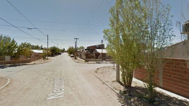 Hizo que su perro ataque a policías y se le cayó un arma mientras lo detenían