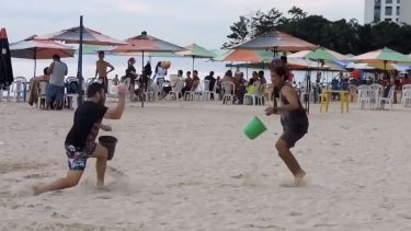 Viral: el video de la guerra playera de bombitas de agua de un youtuber brasileño