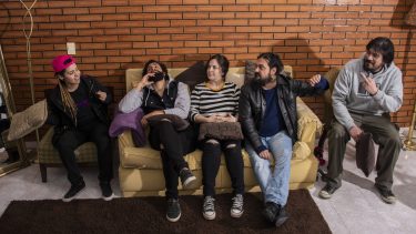Rock grounge con un toque vintage en la biblioteca Rivadavia