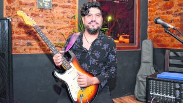 Un Zezé Nou retro y enamorado de la canción y lo simple