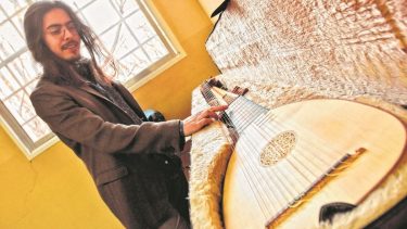 Un pasaje al estrellato: el músico de Roca que se va a tocar al Teatro Colón