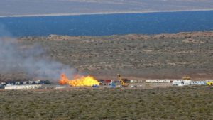 Tardarán dos o tres semanas en controlar el incendio en el pozo de YPF