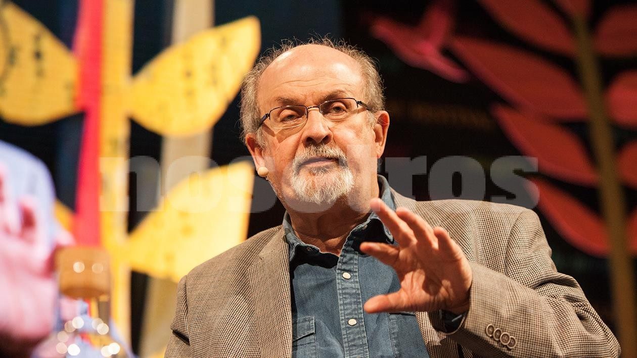 El escritor Salman Rushdie tiene 75 años. En 1989 fue condenado a muerte  por el el ayatolá Ruhollah Jomeini. 