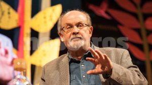 El joven acusado de atacar a Salman Rushdie se declaró «no culpable»