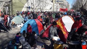 Marcha y acampe de organizaciones sociales en el centro de Neuquén