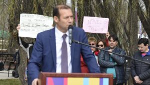 Protesta contra Gutiérrez durante el acto por el aniversario de Neuquén