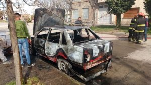 Roca: se incendió un auto en plena calle