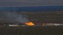 Imagen de Sigue descontrolado el pozo incendiado de YPF en Loma La Lata