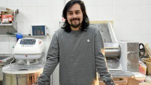 Alberto Puel, el cocinero que va al rescate de las recetas de su comunidad, en Pehuenia