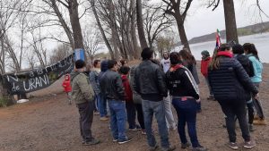 Pese al frío y la lluvia abrazaron al río Negro y juntaron basura en Cipolletti