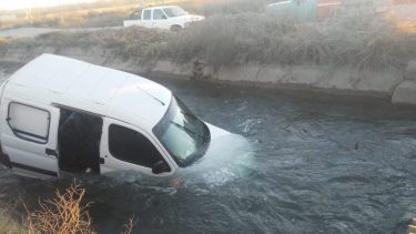 Roca: perdió el control y terminó en un canal de riego