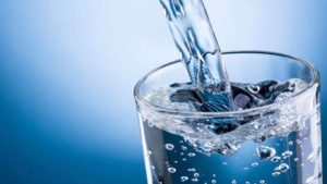 Más de la mitad de los argentinos no toma los 2 litros de agua recomendados por día