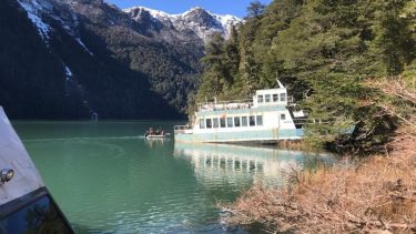 Barcos abandonados en lago Frías: el dueño da su versión
