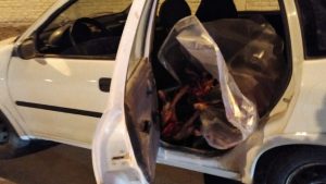 Le secuestraron 5 corderos que llevaba en un auto, en bolsas de nylon