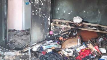 Piden colaboración para una familia que sufrió un voraz incendio en Roca