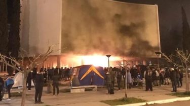 Chubut: graves incidentes frente a la Legislatura tras la muerte de las docentes