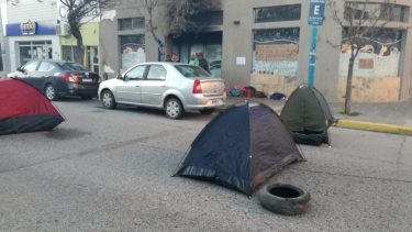 Cerró un local de comida en Roca y los trabajadores cortaron la calle