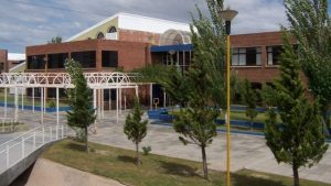 El solidario gesto de una egresada de la UNC con la biblioteca