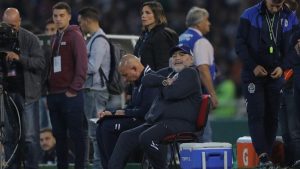 Mal arbitraje y derrota del Gimnasia de Maradona