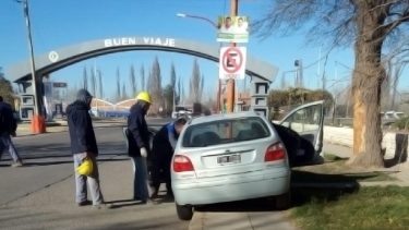 Cipolletti: Le bajó la presión y chocó contra un poste de luz