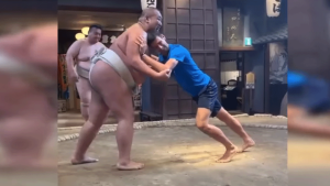 El divertido video de Djokovic practicando sumo: «me faltan unos kilos»