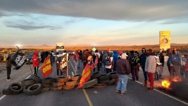 Desocupados del Polo Obrero cortan la ruta 22 en Zapala