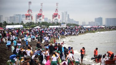 Más de 15 mil personas se juntaron para limpiar basura en el Sudeste Asiático