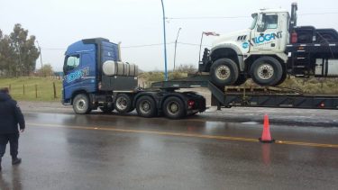 El personal policial advierte a los transportistas sobre el riesgo de continuar hacia la zona sur. (foto: gentileza)