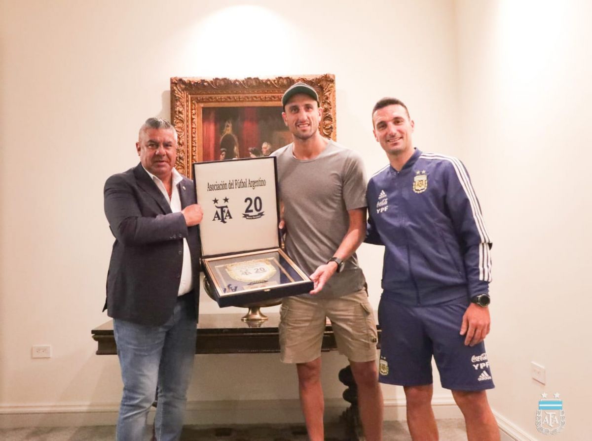 Manu fue reconocido por Tapia con una placa. (Foto: @Argentina)
