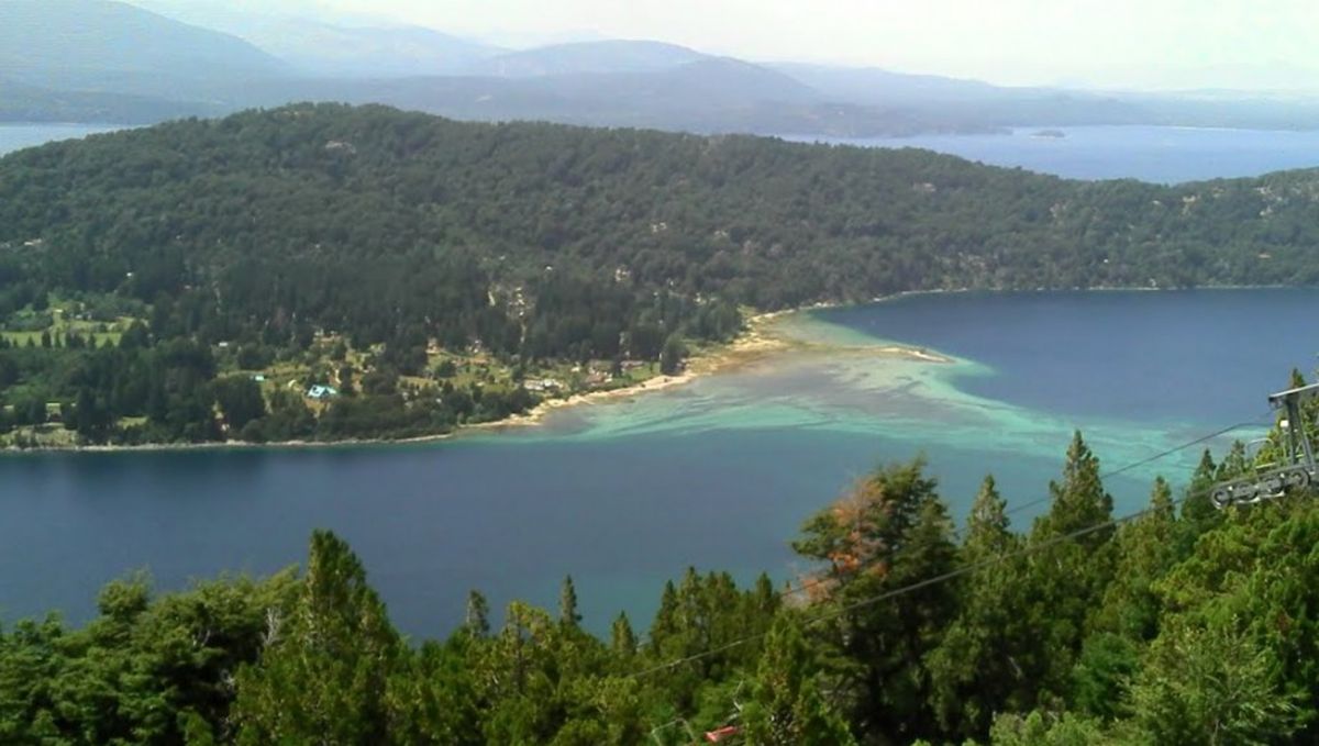 El lago Nahuel Huapi abraza la península a 20 kilómetros del centro.