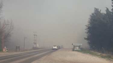 Incendio en Cuatro Esquinas complicaba la visibilidad en la Ruta 151, en Cipolletti. Foto: Mauro Pérez