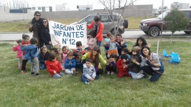  El lunes, los niños plantaron un árbol en la plaza El Óvalo. (foto: gentileza)