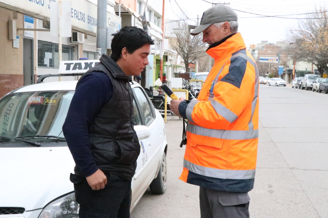 El fin de semana los inspectores de tránsito labraron 31 multas en controles en zona centro e ingresos a Cipolletti. Foto: Gentileza