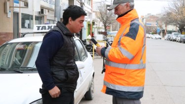 El fin de semana los inspectores de tránsito labraron 31 multas en controles en zona centro e ingresos a Cipolletti. Foto: Gentileza