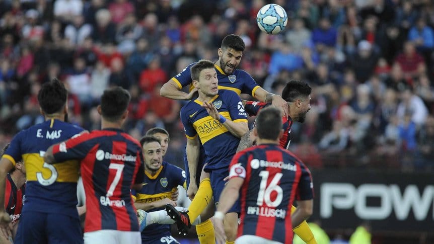 Lisandro López gana en la alturas y marca el gol de Boca en el Nuevo Gasómetro.