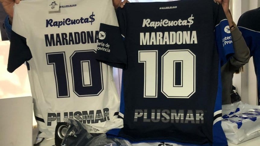 La nueva camiseta con el nombre de Diego es furor en La Plata. ya se recaudaron 1,2 millones de pesos en ventas.